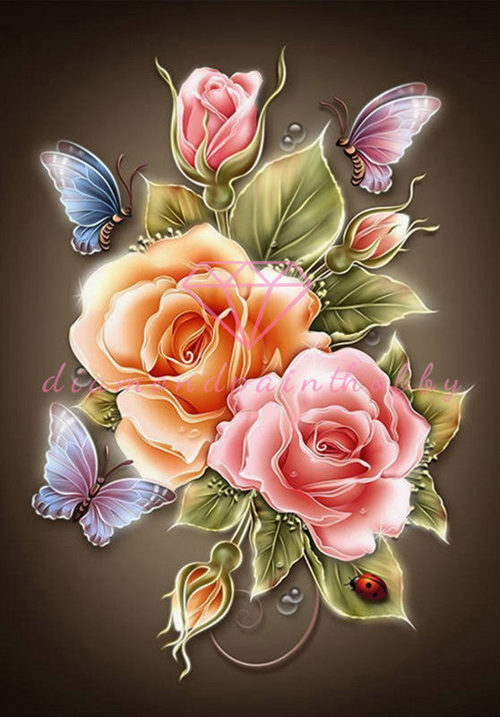 VLINDER ROND ROZE BLOEM