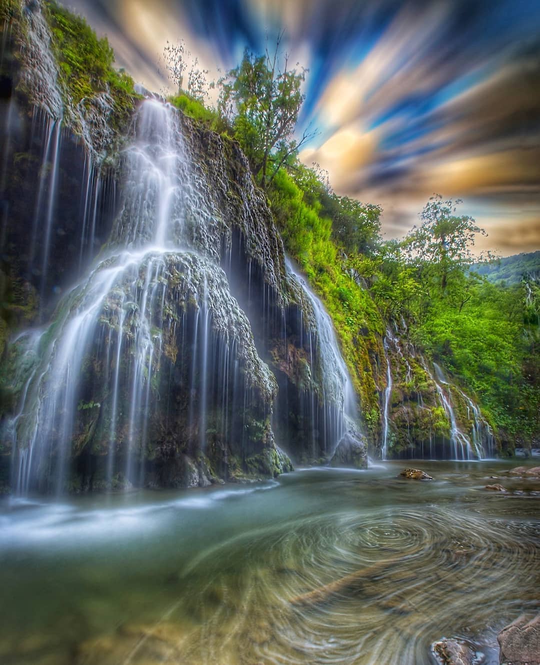 GEZICHT OP DE WATERVAL